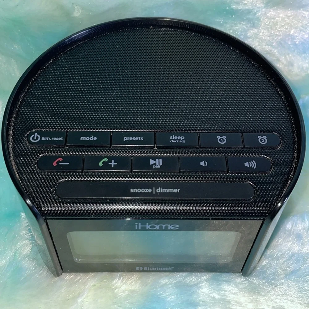 IHome iBT230 Bluetooth Dual alarm clock, Radio, Speakerphone, USB charging. - Picture 2 of 5